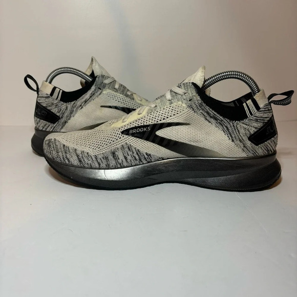 Brooks Women's Levitate 4 Running Shoes size 10 Medium(B) 1203351B121 BLK/WHT - Picture 3 of 9
